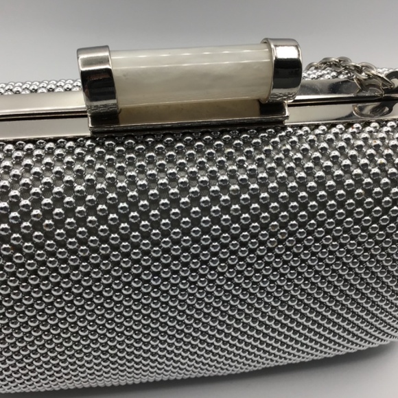 Jessica McClintock Silver Beaded Clamshell Shoulder Purse Converts to Clutch - Picture 4 of 7